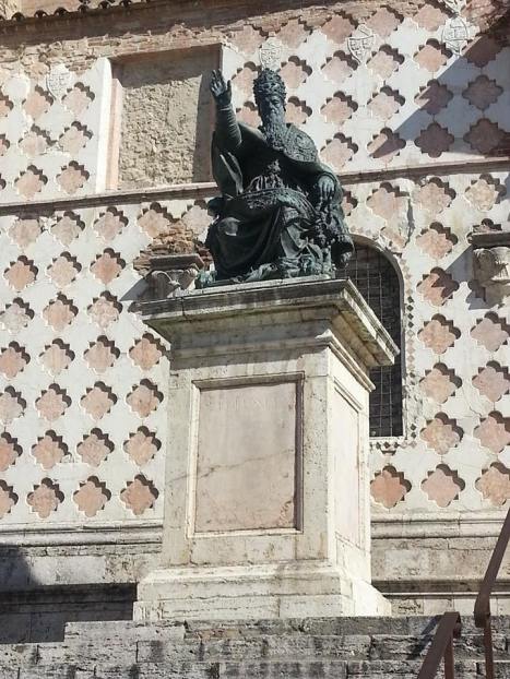 Lungo il fianco laterale del duomo di Perugia si trova la statua in bronzo di papa Giulio III realizzata da Vincenzo Danti nel 1555. Papa Giulio III fu oggetto della gratitudine cittadina in seguito al ritorno delle magistrature locali, in precedenza soppresse da Paolo III.